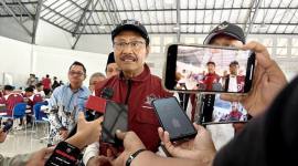 Menteri Sosial Saifullah Yusuf memberikan keterangan terkait Program Sekolah Rakyar selepas meninjau persiapan acara peresmian 166 Sekolah Rakyat rintisan yang akan digelar terpusat di Banjarbaru, Kalimantan Selatan, Minggu (11/1/2026). (Foto: Antara/M Riezko Bima EP)