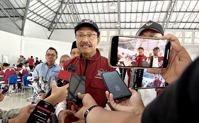 Menteri Sosial Saifullah Yusuf memberikan keterangan terkait Program Sekolah Rakyar selepas meninjau persiapan acara peresmian 166 Sekolah Rakyat rintisan yang akan digelar terpusat di Banjarbaru, Kalimantan Selatan, Minggu (11/1/2026). (Foto: Antara/M Riezko Bima EP)
