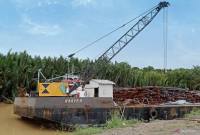 Salah salah kapal menurunkan material untuk pembangunan IKN di pelabuhan rakyat Makmur Mandiri milik Bumdes Desa Bumi Harapan, Kecamatan Sepaku, Kabupaten Penajam Paser Utara, Provinsi Kalimantan Timur. (Foto: Antara/Nyaman Bagus P)