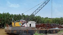 Salah salah kapal menurunkan material untuk pembangunan IKN di pelabuhan rakyat Makmur Mandiri milik Bumdes Desa Bumi Harapan, Kecamatan Sepaku, Kabupaten Penajam Paser Utara, Provinsi Kalimantan Timur. (Foto: Antara/Nyaman Bagus P)
