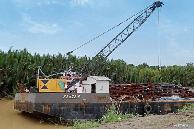 Salah salah kapal menurunkan material untuk pembangunan IKN di pelabuhan rakyat Makmur Mandiri milik Bumdes Desa Bumi Harapan, Kecamatan Sepaku, Kabupaten Penajam Paser Utara, Provinsi Kalimantan Timur. (Foto: Antara/Nyaman Bagus P)