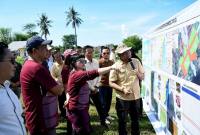 Wakil Menteri Pendidikan Tinggi, Sains dan Teknologi Republik Indonesia Stella Christie saat mengecek lokasi pembangunan Sekolah Garuda di Lombok Timur, Provinsi NTB di Lombok Timur, Sabtu (22/11/2025). (ANTARA/Akhyar Rosidi)