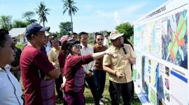 Wakil Menteri Pendidikan Tinggi, Sains dan Teknologi Republik Indonesia Stella Christie saat mengecek lokasi pembangunan Sekolah Garuda di Lombok Timur, Provinsi NTB di Lombok Timur, Sabtu (22/11/2025). (ANTARA/Akhyar Rosidi)