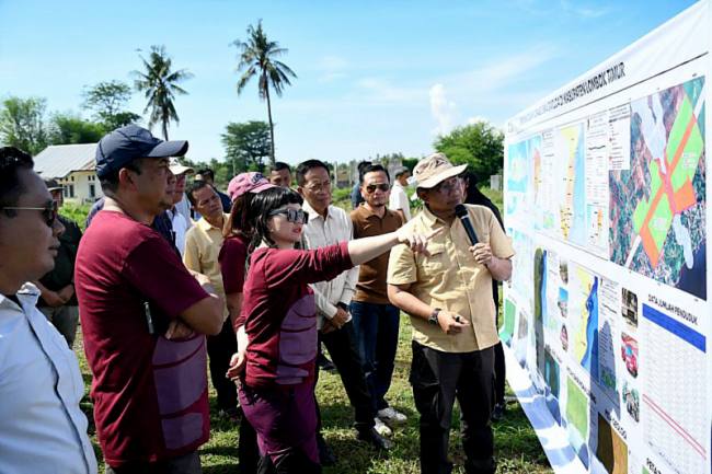 Wakil Menteri Pendidikan Tinggi, Sains dan Teknologi Republik Indonesia Stella Christie saat mengecek lokasi pembangunan Sekolah Garuda di Lombok Timur, Provinsi NTB di Lombok Timur, Sabtu (22/11/2025). (ANTARA/Akhyar Rosidi)