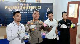 Jajaran kepolisian yang dipimpin Kapolsek Samarinda Seberang, AKP Ahmad Baihaki, saat menunjukkan barang bukti narkotika. (ANTARA/A Rifandi)