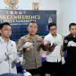 Jajaran kepolisian yang dipimpin Kapolsek Samarinda Seberang, AKP Ahmad Baihaki, saat menunjukkan barang bukti narkotika. (ANTARA/A Rifandi)