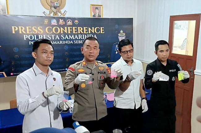 Jajaran kepolisian yang dipimpin Kapolsek Samarinda Seberang, AKP Ahmad Baihaki, saat menunjukkan barang bukti narkotika. (ANTARA/A Rifandi)