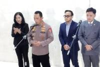 Kapolri Jenderal Polisi Listyo Sigit Prabowo bersama Ketua Komisi III DPR RI Habiburokhman saat konferensi pers di kompleks parlemen, Jakarta, Senin (26/1/2026). (Foto: Antara/Bagus A Rizaldi)