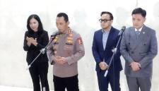 Kapolri Jenderal Polisi Listyo Sigit Prabowo bersama Ketua Komisi III DPR RI Habiburokhman saat konferensi pers di kompleks parlemen, Jakarta, Senin (26/1/2026). (Foto: Antara/Bagus A Rizaldi)