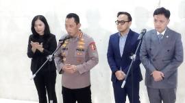 Kapolri Jenderal Polisi Listyo Sigit Prabowo bersama Ketua Komisi III DPR RI Habiburokhman saat konferensi pers di kompleks parlemen, Jakarta, Senin (26/1/2026). (Foto: Antara/Bagus A Rizaldi)