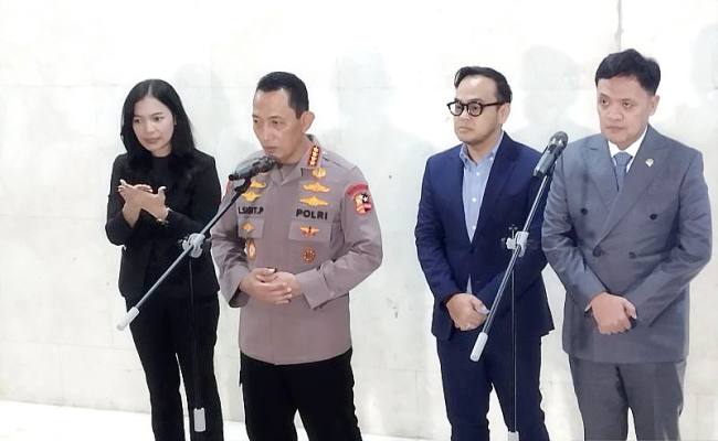 Kapolri Jenderal Polisi Listyo Sigit Prabowo bersama Ketua Komisi III DPR RI Habiburokhman saat konferensi pers di kompleks parlemen, Jakarta, Senin (26/1/2026). (Foto: Antara/Bagus A Rizaldi)