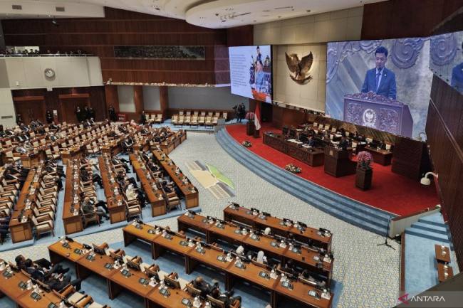 Ketua Komisi III DPR RI Habiburokhman saat menyampaikan laporan Percepatan Reformasi Polri dalam rapat paripurna di kompleks parlemen, Jakarta, Selasa (27/1/2026). (Foto: Antara/Bagus A Rizaldi)