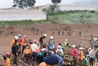 Tim SAR gabungan melakukan pencarian korban tanah longsor di Desa Pasirlangu, Kecamatan Cisarua, Kabupaten Bandung Barat, Jawa Barat. (Foto: Diskominfo Garut)