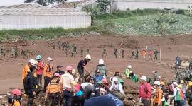 Tim SAR gabungan melakukan pencarian korban tanah longsor di Desa Pasirlangu, Kecamatan Cisarua, Kabupaten Bandung Barat, Jawa Barat. (Foto: Diskominfo Garut)