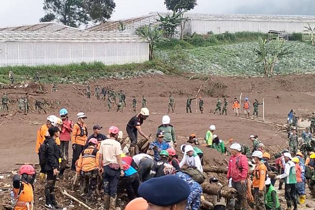 Tim SAR gabungan melakukan pencarian korban tanah longsor di Desa Pasirlangu, Kecamatan Cisarua, Kabupaten Bandung Barat, Jawa Barat. (Foto: Diskominfo Garut)