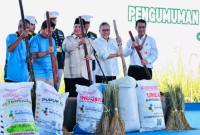 Presiden Prabowo Subianto menghadiri Panen Raya di Desa Kertamukti, Kabupaten Karawang, Jawa Barat, Rabu (7/1/2026). (Foto: Instagram @Sekretariat.kabinet)