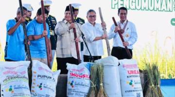 Presiden Prabowo Subianto menghadiri Panen Raya di Desa Kertamukti, Kabupaten Karawang, Jawa Barat, Rabu (7/1/2026). (Foto: Instagram @Sekretariat.kabinet)