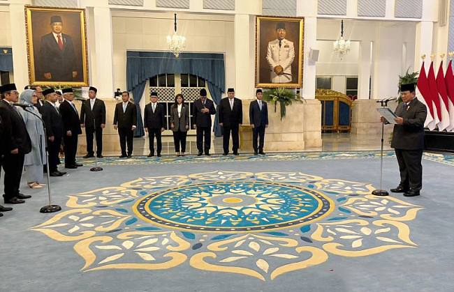 Presiden Prabowo Subianto (kanan) melantik delapan anggota Dewan Energi Nasional dari unsur pemangku kepentingan periode 2026-2030 di Istana Negara, Jakarta, Rabu (28/1/2026). (Foto: Antara/Genta Tenri M)