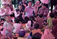 Menteri Sosial (Mensos) RI Saifullah Yusuf (rompi hitam) memberikan dukungan psikososial bagi anak-anak korban banjir yang mengungsi di Posko Puskesmas Sungai Tabuk, Kabupaten Banjar, Kalimantan Selatan, Minggu (4/1/2026). (ANTARA/Tumpal Andani A)