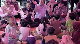 Menteri Sosial (Mensos) RI Saifullah Yusuf (rompi hitam) memberikan dukungan psikososial bagi anak-anak korban banjir yang mengungsi di Posko Puskesmas Sungai Tabuk, Kabupaten Banjar, Kalimantan Selatan, Minggu (4/1/2026). (ANTARA/Tumpal Andani A)