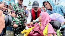 Menteri Sosial (Mensos) RI Saifullah Yusuf (tengah) menyalurkan bantuan sembako kepada kelompok rentan di Sungai Tabuk, Kabupaten Banjar, Kalimantan Selatan, Minggu (4/1/2026). (ANTARA/Tumpal Andani A)