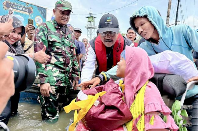 Menteri Sosial (Mensos) RI Saifullah Yusuf (tengah) menyalurkan bantuan sembako kepada kelompok rentan di Sungai Tabuk, Kabupaten Banjar, Kalimantan Selatan, Minggu (4/1/2026). (ANTARA/Tumpal Andani A)