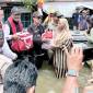 Menteri Sosial (Mensos) RI Saifullah Yusuf (kedua kiri) menyalurkan bantuan sembako kepada korban terdampak banjir di Sungai Tabuk, Kabupaten Banjar, Kalimantan Selatan, Minggu (4/1/2026). (ANTARA/Tumpal Andani A)
