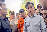 Wakil Presiden (Wapres) RI Gibran Rakabuming Raka (kanan) berdialog dengan mahasiswa dan warga setelah meninjau rumah warga yang terdampak banjir di Sungai Tabuk, Kabupaten Banjar, Kalimantan Selatan, Kamis (8/1/2026). (ANTARA/Tumpal Andani A)