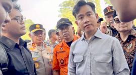 Wakil Presiden (Wapres) RI Gibran Rakabuming Raka (kanan) berdialog dengan mahasiswa dan warga setelah meninjau rumah warga yang terdampak banjir di Sungai Tabuk, Kabupaten Banjar, Kalimantan Selatan, Kamis (8/1/2026). (ANTARA/Tumpal Andani A)