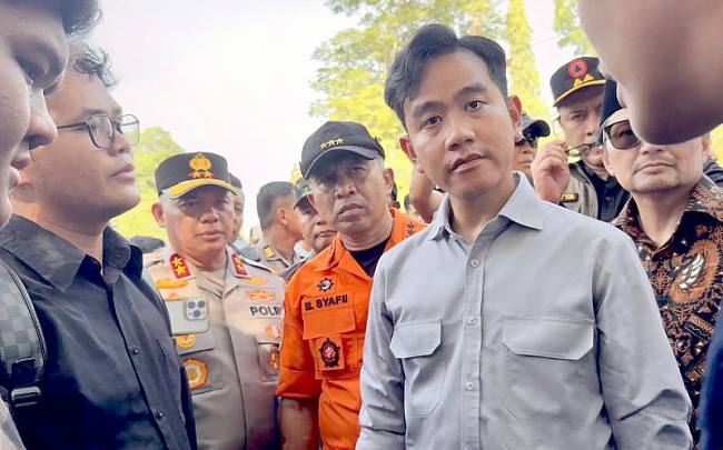 Wakil Presiden (Wapres) RI Gibran Rakabuming Raka (kanan) berdialog dengan mahasiswa dan warga setelah meninjau rumah warga yang terdampak banjir di Sungai Tabuk, Kabupaten Banjar, Kalimantan Selatan, Kamis (8/1/2026). (ANTARA/Tumpal Andani A)