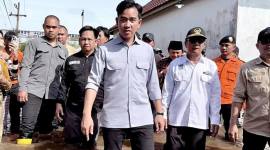 Wakil Presiden (Wapres) RI Gibran Rakabuming Raka (tengah) berkeliling mendatangi rumah warga yang terdampak banjir di Sungai Tabuk, Kabupaten Banjar, Kalimantan Selatan, Kamis (8/1/2026). (ANTARA/Tumpal Andani A)