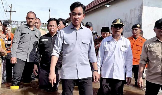Wakil Presiden (Wapres) RI Gibran Rakabuming Raka (tengah) berkeliling mendatangi rumah warga yang terdampak banjir di Sungai Tabuk, Kabupaten Banjar, Kalimantan Selatan, Kamis (8/1/2026). (ANTARA/Tumpal Andani A)