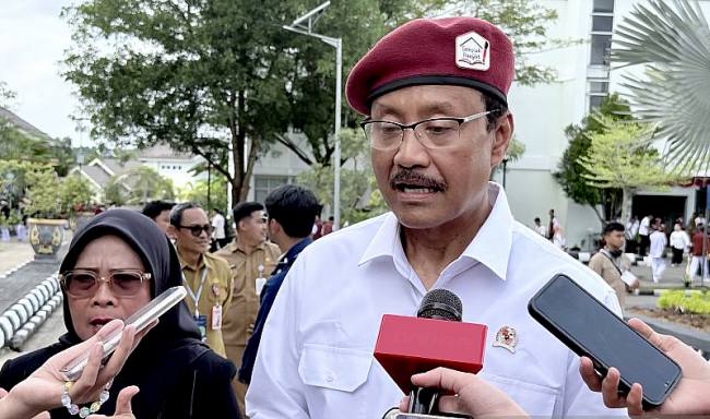 
Menteri Sosial (Mensos) RI Saifullah Yusuf memberikan keterangan setelah mendampingi Presiden Prabowo Subianto meresmikan operasional 166 Sekolah Rakyat di Banjarbaru, Kalimantan Selatan, Senin (12/1/2026). (Foto: Antara/Tumpal Andani A)
