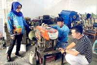 Kepala Balai Pengelolaan Sarana dan Prasarana Tanaman Pangan dan Hortikultura (BPSPTPH) Provinsi Kalsel Wahdah (kiri) meninjau perbaikan alat mesin pertanian (alsintan) di Banjarbaru, Kalimantan Selatan, Jumat (23/1/2026). (Foro: Dok Pemprov Kalsel)
