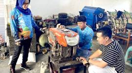 Kepala Balai Pengelolaan Sarana dan Prasarana Tanaman Pangan dan Hortikultura (BPSPTPH) Provinsi Kalsel Wahdah (kiri) meninjau perbaikan alat mesin pertanian (alsintan) di Banjarbaru, Kalimantan Selatan, Jumat (23/1/2026). (Foro: Dok Pemprov Kalsel)