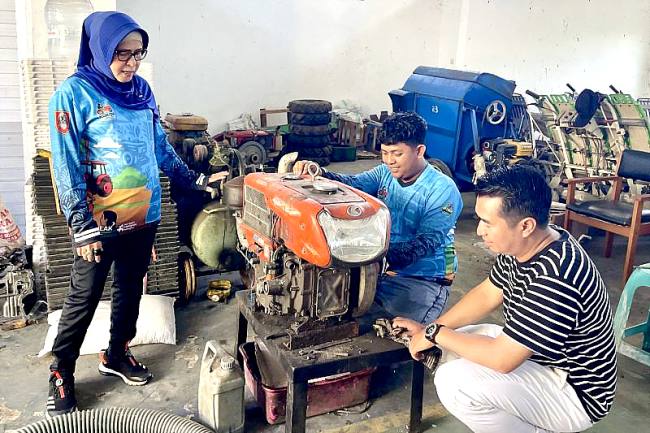 Kepala Balai Pengelolaan Sarana dan Prasarana Tanaman Pangan dan Hortikultura (BPSPTPH) Provinsi Kalsel Wahdah (kiri) meninjau perbaikan alat mesin pertanian (alsintan) di Banjarbaru, Kalimantan Selatan, Jumat (23/1/2026). (Foro: Dok Pemprov Kalsel)