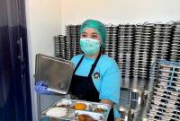 Relawan dapur SPPG Nongsa 3 Batu Besar Polda Kepulauan Riau memperlihatkan menu MBG yang hendak didistribusikan kepada penerimaan manfaat. (ANTARA/Laily Rahmawaty)