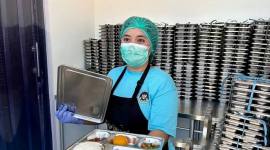 Relawan dapur SPPG Nongsa 3 Batu Besar Polda Kepulauan Riau memperlihatkan menu MBG yang hendak didistribusikan kepada penerimaan manfaat. (ANTARA/Laily Rahmawaty)