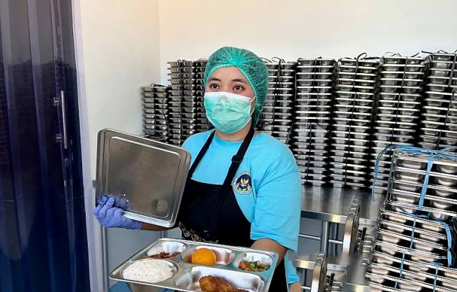 Relawan dapur SPPG Nongsa 3 Batu Besar Polda Kepulauan Riau memperlihatkan menu MBG yang hendak didistribusikan kepada penerimaan manfaat. (ANTARA/Laily Rahmawaty)