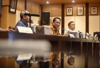 Menteri Hukum Supratman Andi Agtas (tengah) bersama Wakil Menteri Hukum Edward Omar Sharif Hiariej (kiri) dan anggota Tim Ahli KUHP Nasional Albert Aries (kanan) memberikan keterangan dalam konferensi pers terkait pemberlakuan UU KUHP, UU KUHAP, dan UU Penyesuaian Pidana yang baru di Gedung Sekretariat Jenderal Kementerian Hukum, Jakarta, Senin (5/1/2026). (Foto: ANTARA/Indrianto Eko S)