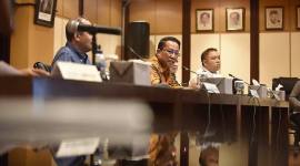 Menteri Hukum Supratman Andi Agtas (tengah) bersama Wakil Menteri Hukum Edward Omar Sharif Hiariej (kiri) dan anggota Tim Ahli KUHP Nasional Albert Aries (kanan) memberikan keterangan dalam konferensi pers terkait pemberlakuan UU KUHP, UU KUHAP, dan UU Penyesuaian Pidana yang baru di Gedung Sekretariat Jenderal Kementerian Hukum, Jakarta, Senin (5/1/2026). (Foto: ANTARA/Indrianto Eko S)