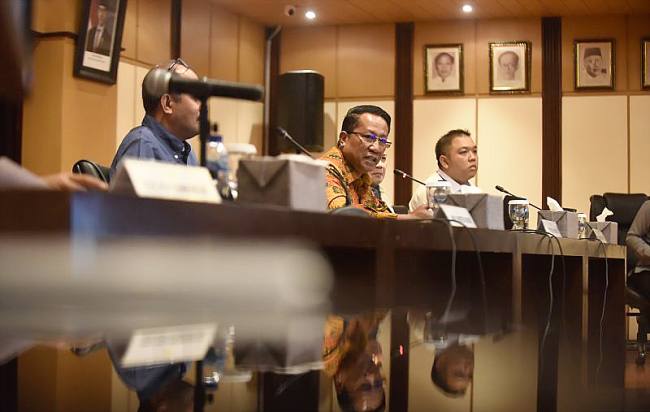 Menteri Hukum Supratman Andi Agtas (tengah) bersama Wakil Menteri Hukum Edward Omar Sharif Hiariej (kiri) dan anggota Tim Ahli KUHP Nasional Albert Aries (kanan) memberikan keterangan dalam konferensi pers terkait pemberlakuan UU KUHP, UU KUHAP, dan UU Penyesuaian Pidana yang baru di Gedung Sekretariat Jenderal Kementerian Hukum, Jakarta, Senin (5/1/2026). (Foto: ANTARA/Indrianto Eko S)
