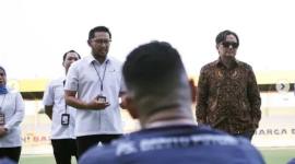 Direktur Bisnis Bank Kalsel, Akhmad Fauzi Noor (baju putih) dan CEO Barito Putera, Hasnuryadi Sulaiman (baju batik cokelat) saat mengunjungi Barito Putera di sela latihan rutin mereka di Stadion 17 Mei Banjarmasin pada Senin (19/1/2026). (Foto: Instagram/@psbaritoputeraofficial)