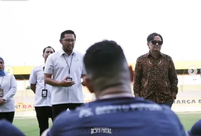 Direktur Bisnis Bank Kalsel, Akhmad Fauzi Noor (baju putih) dan CEO Barito Putera, Hasnuryadi Sulaiman (baju batik cokelat) saat mengunjungi Barito Putera di sela latihan rutin mereka di Stadion 17 Mei Banjarmasin pada Senin (19/1/2026). (Foto: Instagram/@psbaritoputeraofficial)