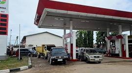 Sejumlah kendaraan bermotor melakukan pengisian bahan bakar pada salah satu SPBU yang ada di Kota Pontianak. (Foto: Antara/Rendra Oxtora)