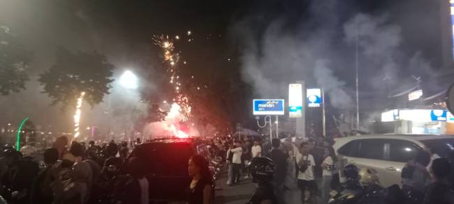 Petasan dan kembang  di Banjarmasin masih semarak mewarnai malam Tahun Baru -2025-2026, Kamis (1/1/2026) dinihari meski pihak  Walikota  telah melarang. (SuarIndonesia/DO)