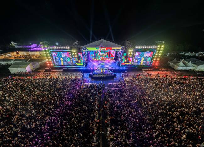 Malam pergantian tahun 2026 pada puncak Batulicin Festival (Batfest) 2025 tetap berlangsung meriah dan spektakuler, hingga Kamis (1/1/2026) dinihari. (SuarIndonesia/Ist)