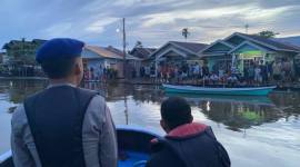 pencarian di Sungai Martapura tepatnya Jalan Rahayu Komplek Gardu Mekar Indah RT.14/RW.01 Banjarmasin Timur,Senin (5/1/2026). SuarIndonesia/DO)