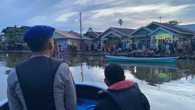 pencarian di Sungai Martapura tepatnya Jalan Rahayu Komplek Gardu Mekar Indah RT.14/RW.01 Banjarmasin Timur,Senin (5/1/2026). SuarIndonesia/DO)