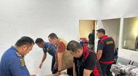 Tim Penyidik Kejaksaan Tinggi Kalimantan Barat (Kejati Kalbar) kembali melanjutkan penggeledahan di Kantor Kesyahbandaran dan Otoritas Pelabuhan (KSOP) Ketapang, Selasa (6/1/2026).(Foto: Humas Kejati Kalbar)